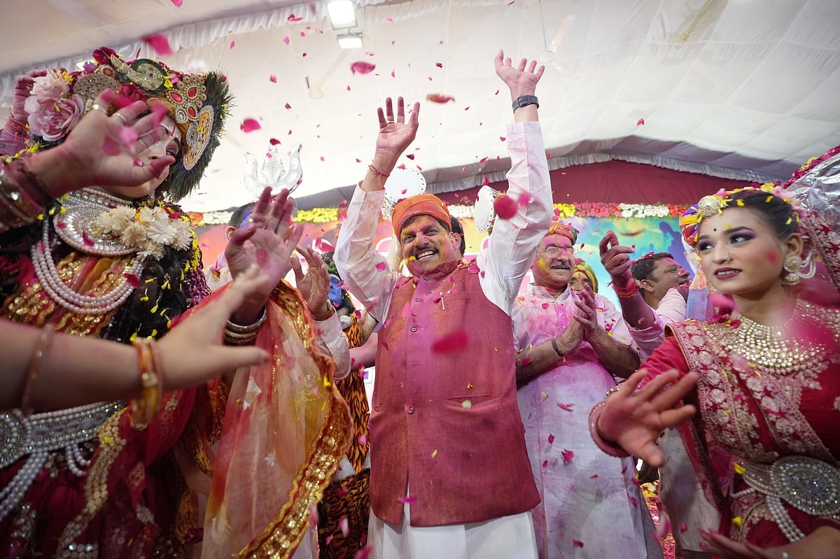 मुख्यमंत्री मोहन यादव ने मुख्यमंत्री आवास पर खेला गुलाल